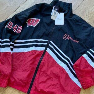NWT Unisex Wisconsin Badgers Throwback Windbreaker SZ Large Wear By Erin Andrews
